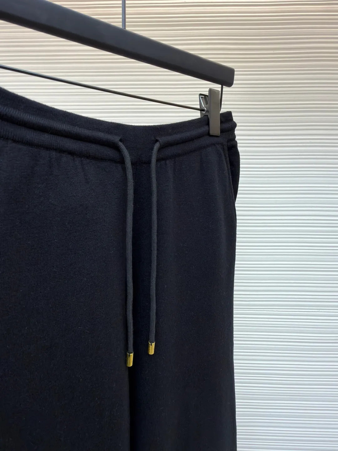 LOUIS VUITTON wool knitted printed leggings trousers ●Original version: Purchased and developed by 13100 ●Item number: 1682078-B70 ●Fabric: wool blended fabric ●Technology: knitted ●Color: black ●Version: fitted version ●Weight: about 510 grams ●Size: S-M-L-XL ●Description: Wool custom-dyed with 48s cashmere blended imported yarn, imported Stoll 14-needle double-sided jacquard process, a single piece takes 280 minutes per piece, the pockets are made of 60s modal cotton, the cashmere feels very soft and waxy, with high warmth retention, custom-made logo zipper, specific three-label washing, the overall routing is straight and delicate, the fabric is comfortable and soft, the color is consistent and no color difference It can be matched with the same style to create a fashionable look, and can be used in various occasions. Customized accessories, complete with three standards, same style for men and women!